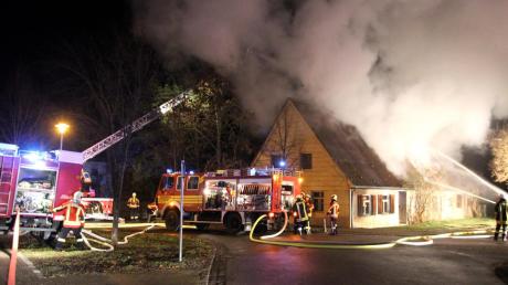 Mehrere Feuerwehren waren in der Nacht zum Freitag in Offingen im Einsatz. Dort hatte der Dachstuhl eines leer stehenden Hauses Feuer gefangen.  