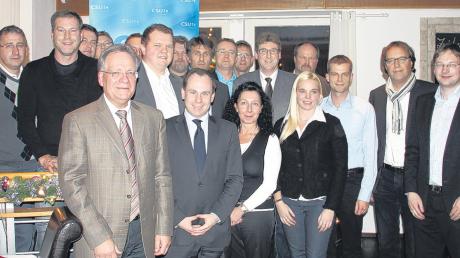Der Burgauer CSU-Ortsverband wählte seine Kandidaten für die Stadtratsliste. Als Gäste waren der Bundestagsabgeordnete Volker Ullrich (vorne, Zweiter von links) und der Landtagsabgeordnete Dr. Hans Reichhart (rechts) bei der Nominierungsversammlung dabei. 