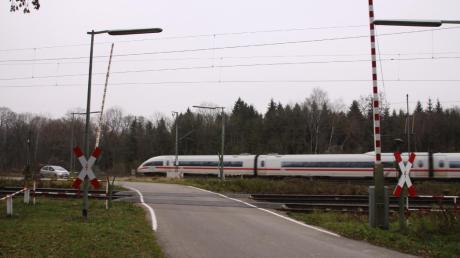 Der Bahnübergang bei Neuoffingen entspricht nicht mehr heutigen Standards. Er soll erneuert werden. 
