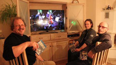 Videopremiere im Wohnzimmer: Martin Wieland, Mark Poppe und Andreas Wieland (von links) sind das Trio Stromlos. Diese Woche haben sie zum ersten Mal ihre DVD „Stromlos und Gäste Live tonight“ angeschaut.  

