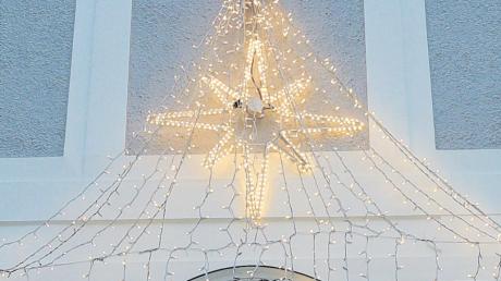 Auch über dem Eingang zum Günzburger Rathaus leuchtet „stella maris“, der achtstrahlige Stern von Bethlehem. 