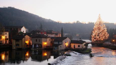 Weihnachtlicher Blick auf den mittelalterlichen Stadtteil Borghetto der Ichenhauser Partnerstadt Valeggio.