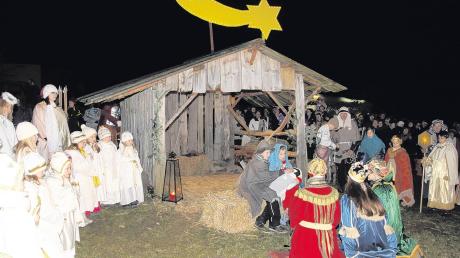 Der helle Stern leuchtet über dem Stall von Betlehem (in Schnuttenbach). Jesus ist geboren. 