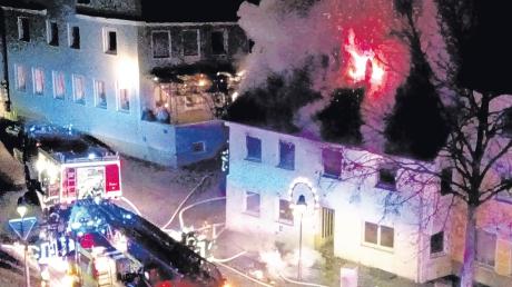 Großeinsatz am Samstagabend in Ichenhausen: Mitten im Stadtzentrum war ein leer stehendes Wohnhaus in Brand geraten. Aus dem Dachstuhl schlugen Flammen. Die Feuerwehr verhinderte ein Übergreifen auf benachbarte Gebäude. 