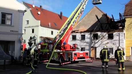 Am Sonntag mussten der Dachstuhl und das Obergeschoss des in Brand geratenen Gebäudes in Ichenhausen abgetragen werden. 