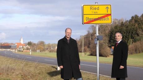 Zwischen dem Jettinger Ortsteil Ried und dem zu Burtenbach gehörenden Ortsteil Oberwaldbach soll entlang der GZ 20 ein Radweg entstehen. Am Wochenende hatten sich die beiden Bürgermeister Roland Kempfle (links) und Hans Reichhart erneut vor Ort getroffen. 
