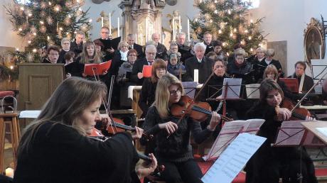 Der Kirchenchor St. Georg in Offingen präsentierte unter der Leitung von Andreas Latzko ein musikalisches Weihnachtsfest.  
