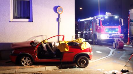 Gegen diese Hauswand an der Ecke Ulmer Straße/Römergasse in Günzburg war der Kleinwagen gefahren. Um den eingeklemmten Fahrzeuginsassen auf der Rückbank zu befreien, musste die Feuerwehr das Dach des Opel Corsa herunterschneiden. Jetzt wurde der Fahrer verurteilt. 
