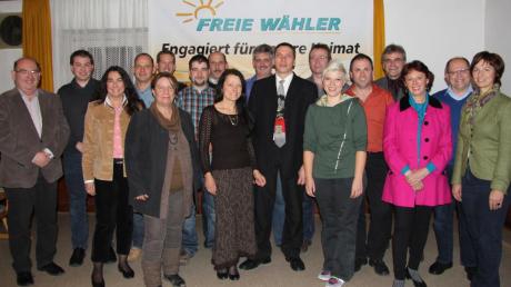 Die Gemeinderatskandidaten der Freien Wähler Bibertal mit Bürgermeisterkandidatin Gabriele Holzgraefe (dritte Dame von links), dem Kreisvorsitzenden Wolfgang Mayer (links) und der Landtagsabgeordneten Ulrike Müller (rechts). 
