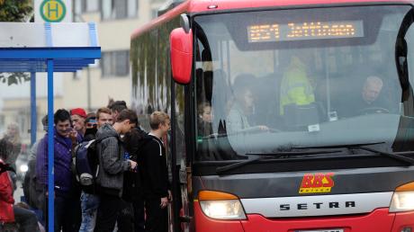 Das Gedränge in Schulbussen (Symbolfoto) ist immer wieder ein Thema, das Eltern Sorgen macht.