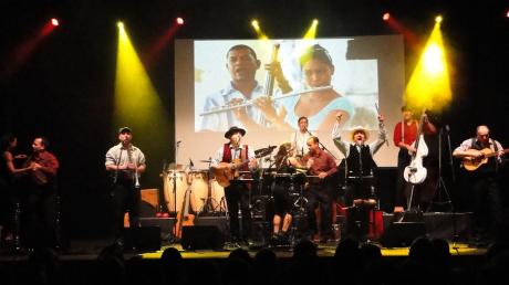 Erstmals standen bei einer Tour der Cuba Boarischen kubanische Gastmusiker mit auf der Bühne. Im Forum am Hofgarten in Günzburg sorgte die bayerische Gruppe für Stimmung, zusammen mit dem kubanischen Quartett „Nueva Imagen“.  

