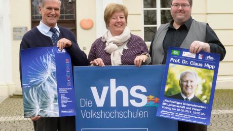 Sie stellten das neue Programm der Volkshochschule Günzburg für das Frühjahr 2014 vor: (von links) Johann Bartenschlager (Vhs-Leiter Außenstelle Leipheim), Vhs-Geschäftsführerin Petra Demmel und Vhs-Mitarbeiter Norbert Mäusle. 