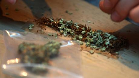 In Leipheim hat die Polizei drei junge Männer mit Marihuana erwischt. 