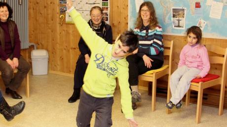 Neben Deutschunterricht und Hausaufgabenbetreuung bieten die ehrenamtlichen Helfer in Burtenbach regelmäßig auch Nachmittagsprogramme für die Kinder an, bei denen viel gespielt, gelacht, gesungen und musiziert wird.  
