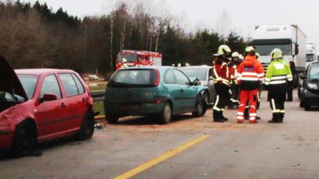 Folgenschwerer Unfall auf der A8 bei Jettingen-Scheppach. Rettungskräfte steckten am Freitagnachmittag selbst im Stau fest. Wegen der verengten Fahrbahn an der Baustelle konnten die Autofahrer keine Rettungsgasse bilden. 