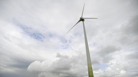 Das Windrad nahe Aislingen erzeugt Strom aus Wind. In Dürrlauingen werden sich nach neuesten Erkenntnissen wohl keine Windärder drehen. 