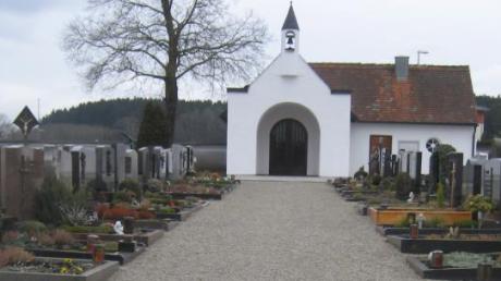 Die kiesigen Zugangswege zu den Gräbern auf dem Oberwaldbacher Friedhof sind älteren und gehbehinderten Menschen ein Dorn im Auge.  
