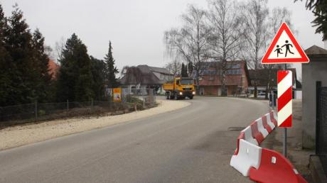 Die St. Leonhard-Straße entlang der neuen Kita in Rettenbach: Links wird der Gehweg gebaut. Rechts wird die Fahrbahnverengung bei der Einmündung des Fußweges entstehen. Zusätzliche Hinweisschilder sollen hier zu mehr Verkehrssicherheit beitragen. 

