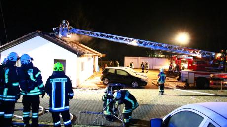 In Jettingen hat in der Nacht zum Dienstag der Dachstuhl einer Lagerhalle gebrannt. 