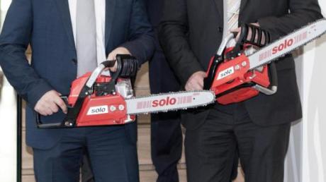 Die Alko Geräte GmbH hat bei der Solo Kleinmotoren GmbH eingekauft: (hinten von links): Wolfgang Hergeth, Geschäftsführer Alko Geräte, Solo-Geschäftsführer Andreas Emmerich sowie (vorne links) Alko-Vorstand Stefan Kober und Solo-Geschäftsführer Wolfgang Emmerich.  
