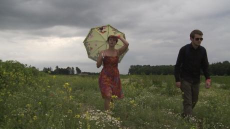 Szene aus dem Kinofilm über Bubesheim, in dem die Reporter Dorothea und Rüdiger mittels Zeitreisen in Bubesheims Geschichte eintauchen. 