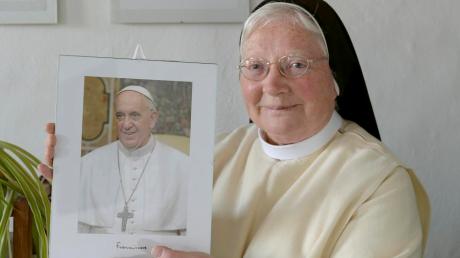 Schwester Amanda Baur, Priorin der Dominikanerinnen im Kloster Wettenhausen, freut sich über Papst Franziskus.