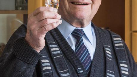 Sein tägliches Stamperl hält ihn fit: Josef Egger, Altbürgermeister von Echlishausen, feiert am Mittwoch seinen 90. Geburtstag. 
