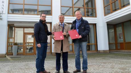 Der Vertrag ist unterschrieben und die Umbaumaßnahmen stehen in den Startlöchern: Auf das „Q-Muh“ in Günzburg freuen sich Eberhard Riedmüller, Marcus Krüger und OB Gerhard Jauernig.  

