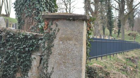 Die Mauer, sofern sie noch erhalten ist: marode. Der Zaun: neu und noch wie ein Fremdkörper. Um den Jüdischen Friedhof in Ichenhausen ging es in der Bauausschusssitzung. 
