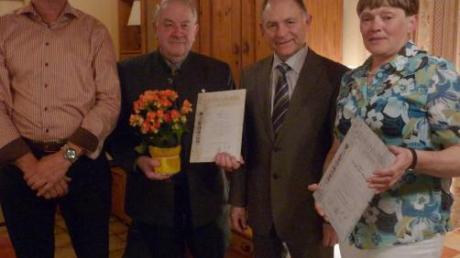 Wilhelm Weiß (links) und Gerda Schreck (rechts) haben Josef Lutz mit Blumen und Urkunde ausgezeichnet: Er ist seit 40 Jahren Mitglied beim Obst- und Gartenbauverein. Auch Zweiter Bürgermeister Anton Gollmitzer gratulierte.  


