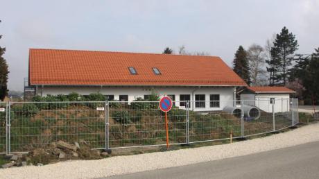 Noch befindet sich der Bauzaun an der neuen Kindertagesstätte in Rettenbach. Der Verlauf des Gehweges ist bereits erkennbar. 
