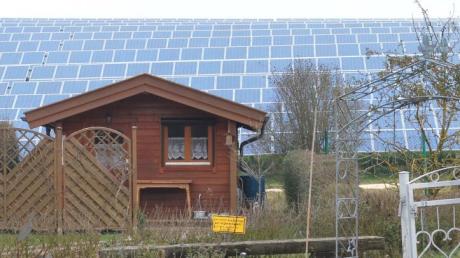 Auch ohne Windkraft kommt in Ichenhausen rund ein Drittel des Energiebedarfs aus regenerativen Quellen, vor allem mit großflächigen Photovoltaikanlagen wie dieser im Gewerbegebiet bei der Kleingartenanlage am Rohrbach.  
