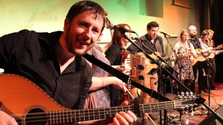 Bühne und Zehntstadel in Leipheim bebten als das Irish-Spring Festival seinem Ende zuging und Mitglieder aller drei Bands irische Folkmusik mit Leidenschaft erfüllte.  

