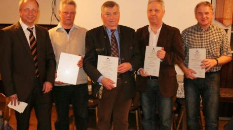 Ehrungen bei der Kolpingsfamilie (von links): Vorsitzender Hermann Hofmann, Karl Kretschmer (40 Jahre), Josef Kirchmeier (60 Jahre), Franz Kretschmer und Hans-Georg Christokat (beide 40 Jahre). 
