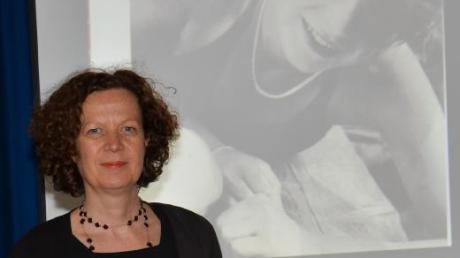 Einen Vortrag über die Lebensgeschichte der Sophie Scholl hielt Dr. Maren Gottschalk am Maria-Ward-Gymnasium Günzburg. Organisiert hatte die Veranstaltung Studiendirektor Peter Baumer.