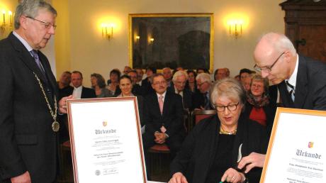 Eva Gantner und Otto Imminger unterzeichnen die Urkunde für ihre Heinrich-Sinz-Medaille. 