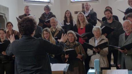 Das Vocal Ensemble Hochwang unter der Leitung von Verena Schwarz gestaltete eine Passionsmesse in der Auferstehungskirche Günzburg.  

