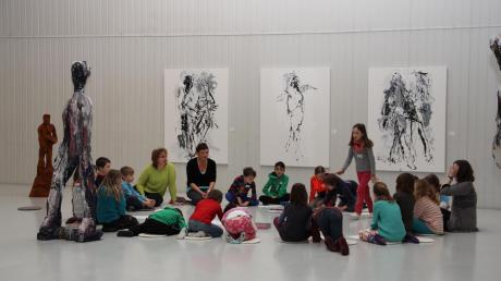 Die Kinder der dritten Grundschulklasse in Scheppach dürfen sich ganz ungezwungen mit dem Werk des Künstlers Klaus Prior auseinandersetzen. Die Anleitung dazu erhalten sie von Kunstpädagogen des „Bildarium“.  

