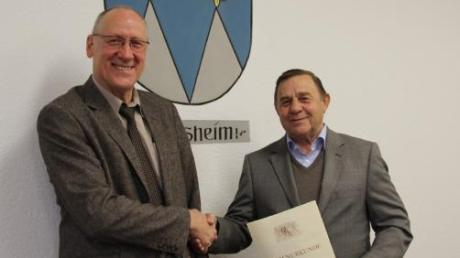 Seit über 40 Jahren ist Karl Oberauer (rechts) Wasserwart in Bubesheim, er erhielt dafür von Bürgermeister Walter Sauter (links) eine Urkunde. 