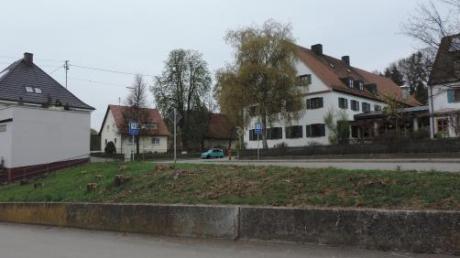 Das Gemeindeareal am Bäckerberg in Röfingen gegenüber dem Gasthaus Zahler soll neu gestaltet werden.  
