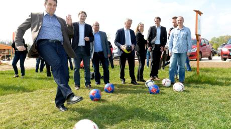 Bürgermeister Christian Konrad schoss gestern den ersten Ball der Ehrengäste auf der neuen Fußballgolfanlage in Leipheim.
