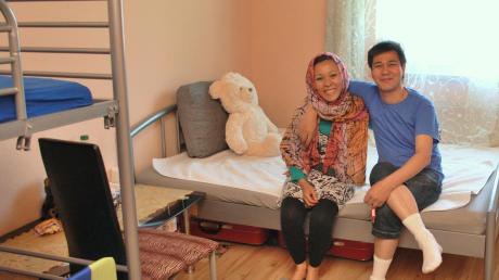 Mohammad Jawal Jamal Zoda und seine Frau Zargona aus Afghanistan warten in der dezentralen Asylbewerberunterkunft im ehemaligen Gasthaus Adler in Großkötz auf ihr Verfahren. Sie bewohnen dort mit ihren beiden kleinen Söhnen (vier und knapp zwei Jahre) ein Zimmer mit Nasszelle.  

