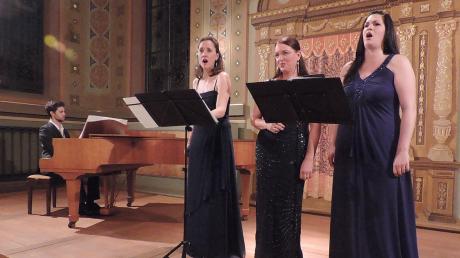 Pianist Giulio Ferré, Barbara Buffy, Brigitte Thoma und Anna-Maria Thoma (von links) begeisterten mit Evergreens aus den 30er-Jahren.  
