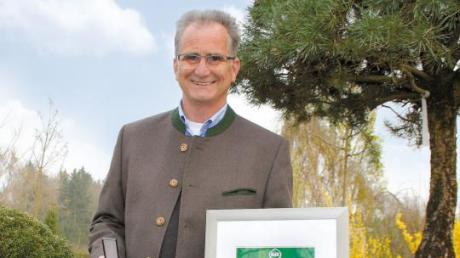 Gut lachen hat Hermann Haage: Der Inhaber der Baumschule Haage in Leipheim hat bei der Jahrestagung des Bundesverbands der Baumschulen die Goldene Ehrennadel erhalten.  
