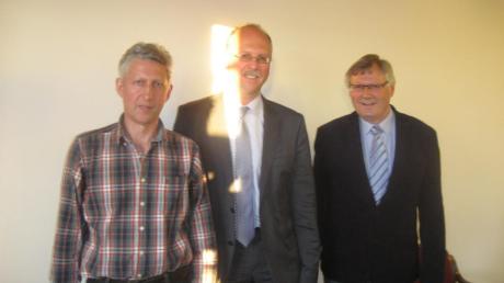 Burtenbachs Bürgermeister Roland Kempfle (Mitte) mit seinen neuen Stellvertretern Hugo Ganser (rechts) und Erwin Stöffel (links). 
