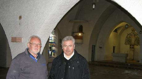 Freihaldens Kirchenpfleger Anton Baumgartner sen. (links) und Pfarrer Monsignore Wolfgang Miehle (rechts) in der leer geräumten Pfarrkirche. 