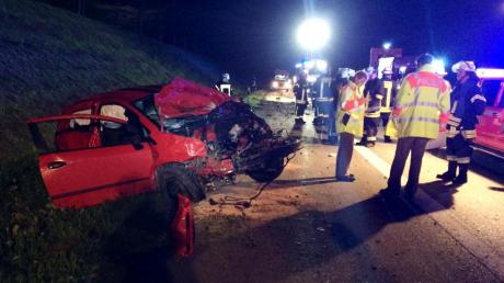 Auf der Autobahn 8 bei Leipheim ist am Mittwochabend ein schwerer Unfall passiert. Zwei 19-Jährige im total beschädigten Fiat (links) erlitten schwere Verletzungen. Jetzt sucht die Polizei nach dem Fahrer eines roten Audi A8. 