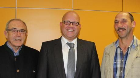 Über ihr jeweils neues Amt freuen sich (von links) 2. Bürgermeister Lorenz Dirr, 1. Bürgermeister Oliver Preußner und 3. Bürgermeister Hubert Wolf. 
