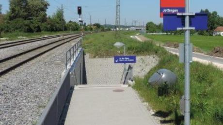 Der Fuß- und Radweg zum Bahnhof Jettingen ist gebaut. Die barrierefreie Anbindung an die Gleise erfolgt. 

