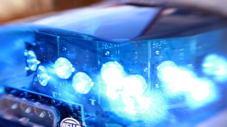 Ein Autofahrer hat in Günzburg nach Angaben der Polizei einem Radler ins Gesicht geschlagen.